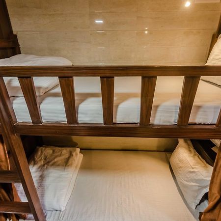 Awesome Dormitory - Men Only Mumbai Ngoại thất bức ảnh