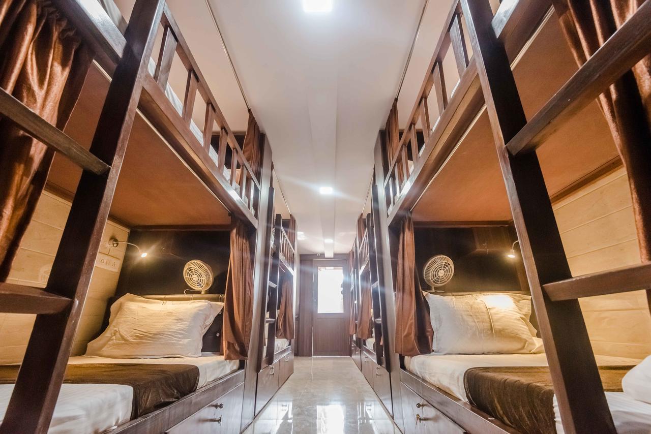Awesome Dormitory - Men Only Mumbai Ngoại thất bức ảnh