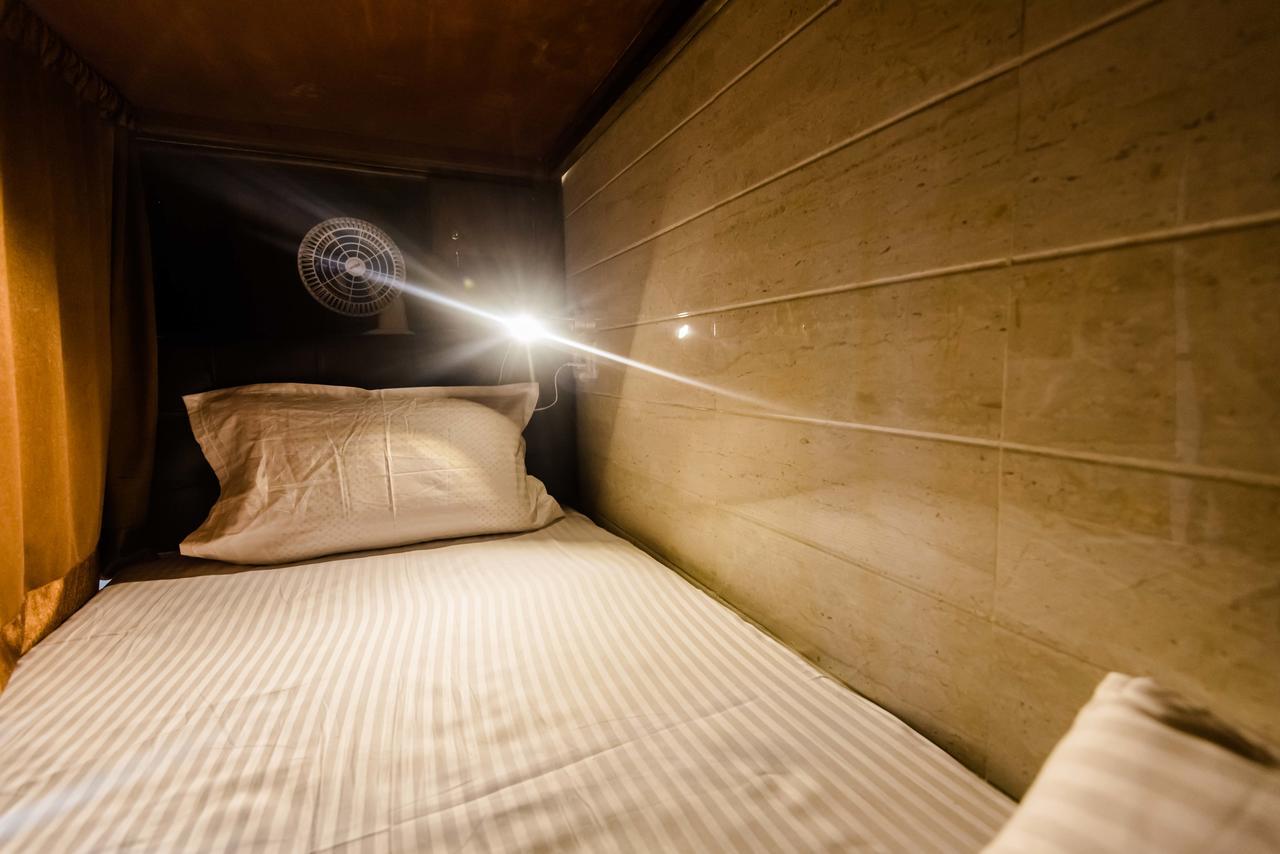 Awesome Dormitory - Men Only Mumbai Ngoại thất bức ảnh