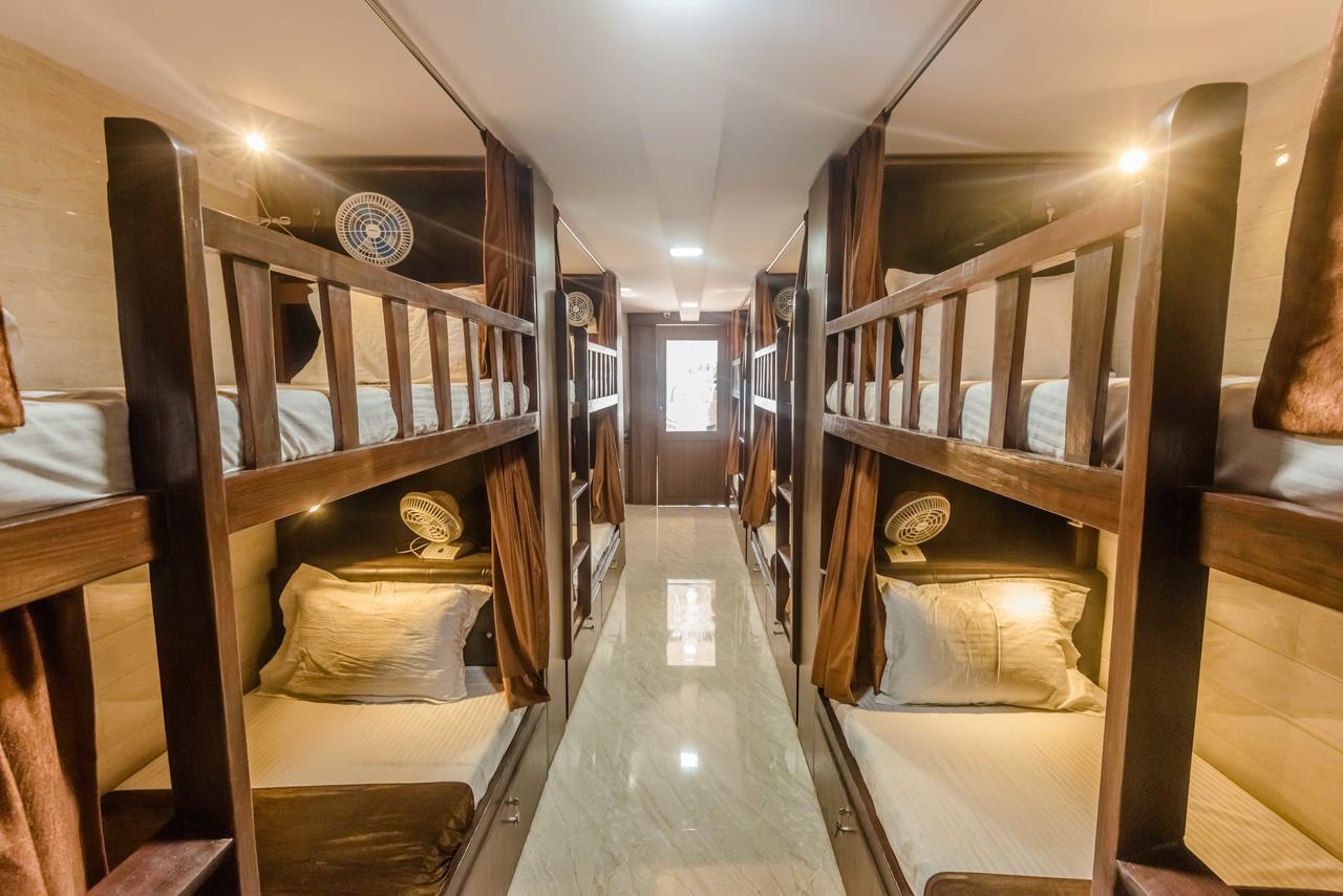 Awesome Dormitory - Men Only Mumbai Ngoại thất bức ảnh