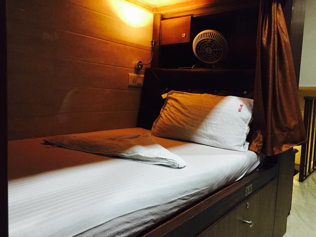 Awesome Dormitory - Men Only Mumbai Ngoại thất bức ảnh